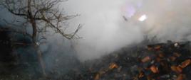Zdjęcie przedstawia pożar sterty porąbanego drewna