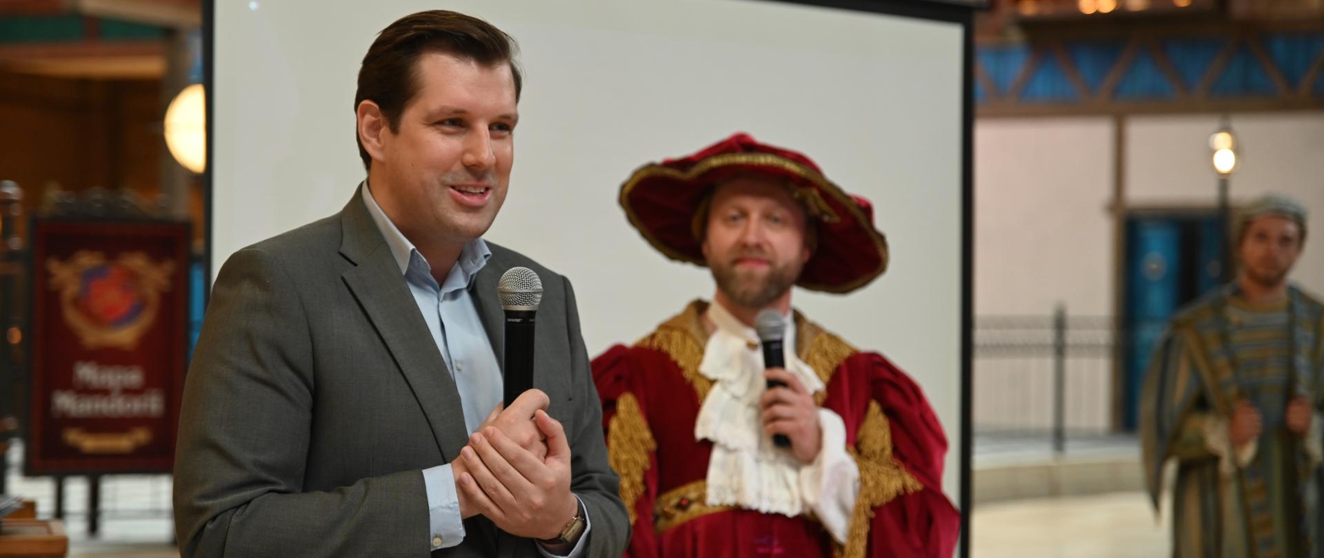 Wojewoda łódzki Tobiasz Bocheński zabiera głos podczas ceremonii otwarcia parku rozrywki Mandoria 