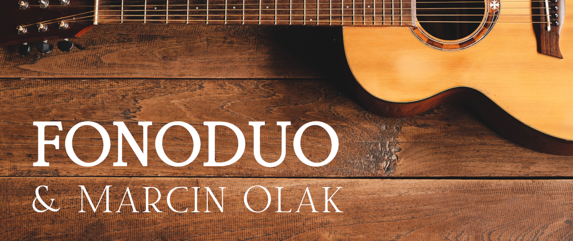 Grafika przedstawiająca gitarę akustyczną leżącą na drewnianych deskach oraz biały napis: "FONODUO & MARCIN OLAK".