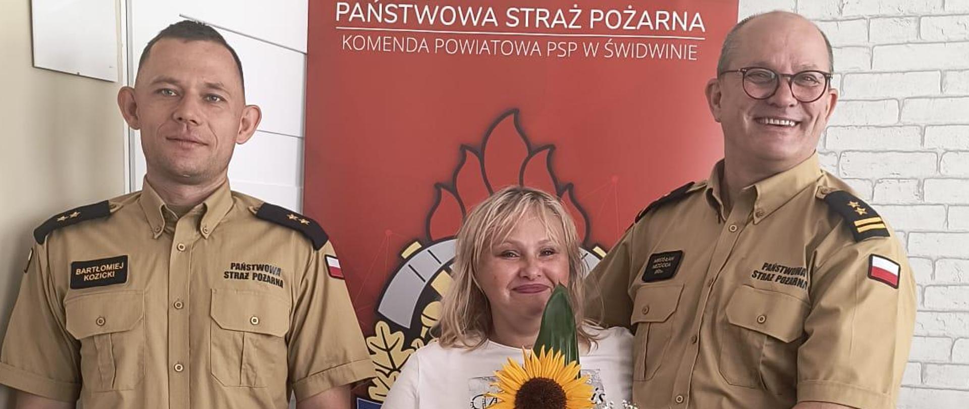 Zdjęcie przedstawia wręczenie nagrody jubileuszowej za 25 lat pracy