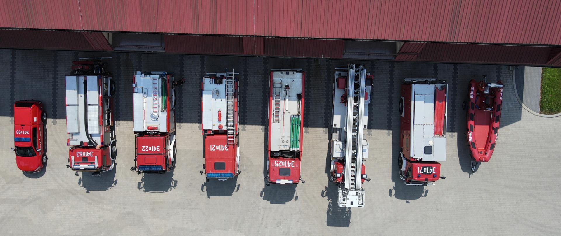 Zdjęcie z lotu ptaka samochodów przed garażami JRG nr 1