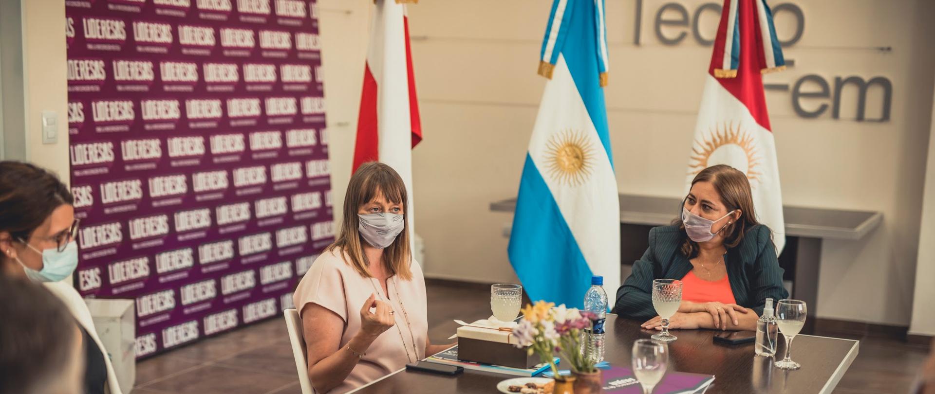 Ambasador Aleksandra Piątkowska i przewodnicząca Związku Społeczności Imigranckich w Córdobie Marta Guerreño