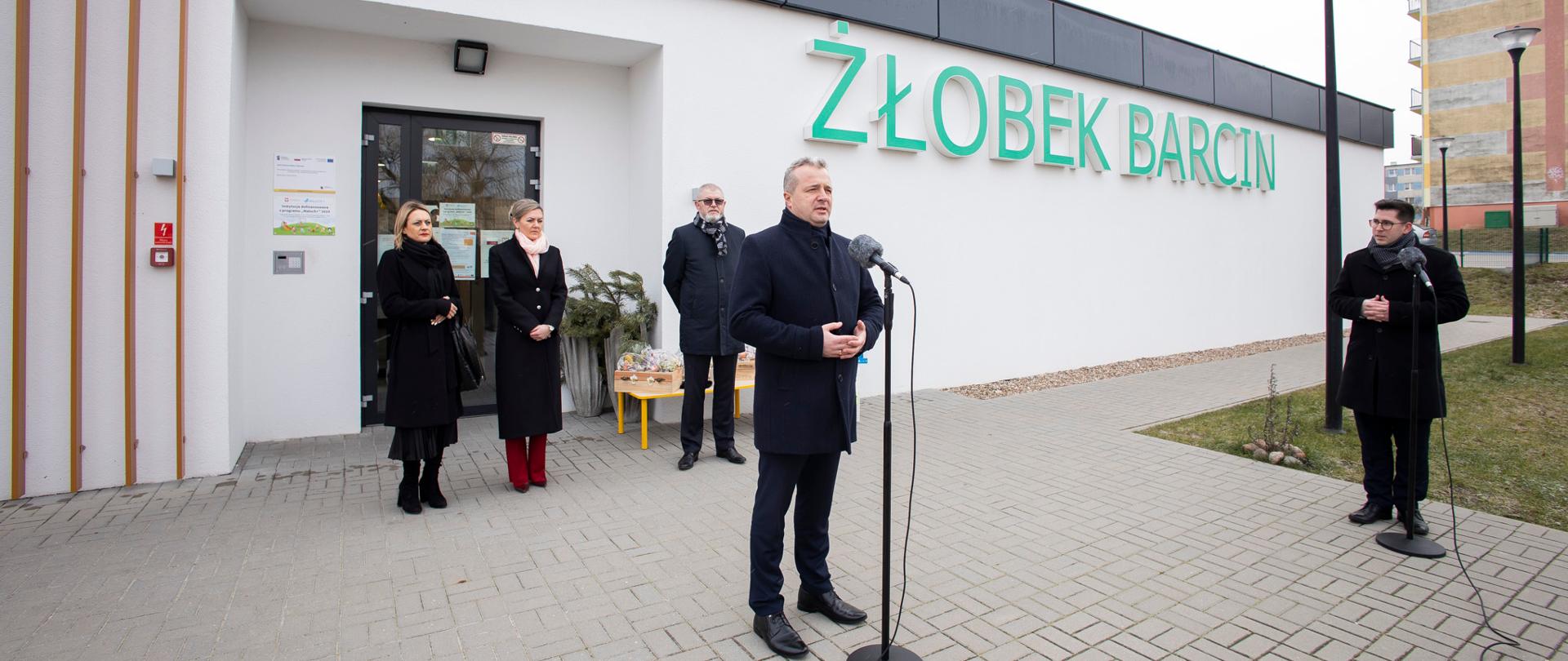Wojewoda podczas konferencji prasowej w Barcinie. Temat: Rządowe wsparcie dla gminy Barcin.