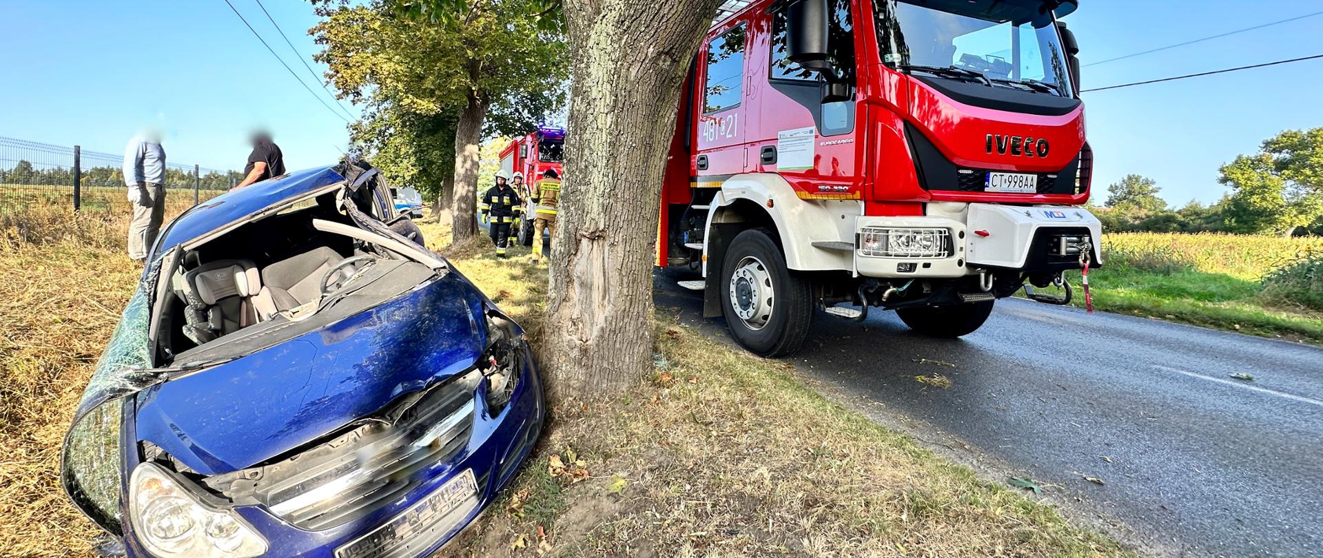Na zdjęciu znajduje się samochód osobowy marki OPEL po uprzednim zderzeniu z drzewem.