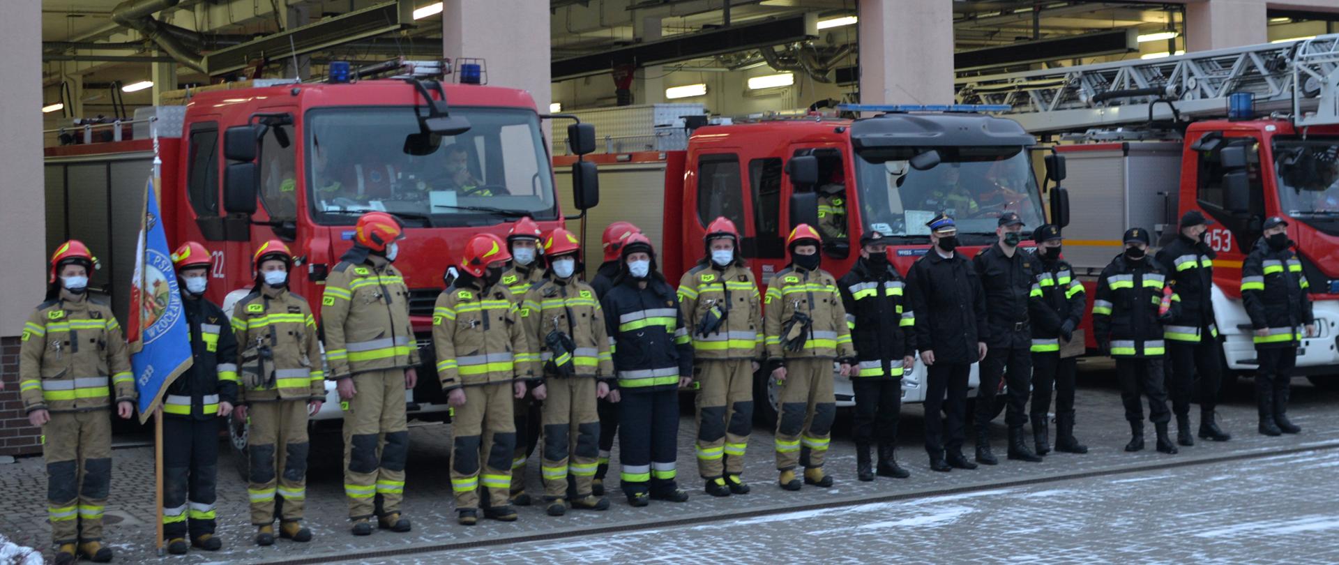 Uroczysta zmiana służby - pożegnanie asp. M. Piotrowskiego na placu JRG 2