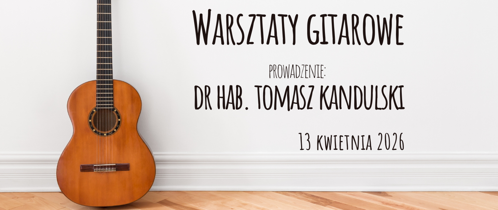 Grafika informująca o warsztatach gitarowych. Z lewej strony gitara oparta o białą ścianę. Z prawej strony gitary tekst w kolorze czarnym "Warsztaty gitarowe, prowadzenie: dr hab. Tomasz Kandulski, 13 kwietnia 2026".