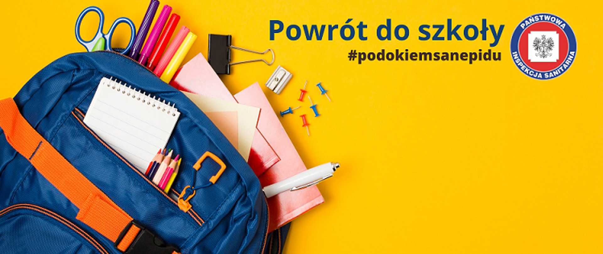 w lewym roku na żółtym tle niebieski plecak szkolny, z którego wystają przybory szkolne. Po prawej stronie logo Państwowej Inspekcji Sanitarnej oraz napis Powrót do szkoły #podokiemsanepidu
