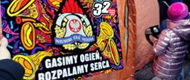 Baner WOŚP z napisem gasimy ogień rozpalamy serca.