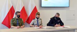Pomorski komendant wojewódzki PSP podpisuje porozumienia o współpracy ze Związkiem Harcerstwa Polskiego Chorągiew Gdańska - komendant oraz skarbnik. 
