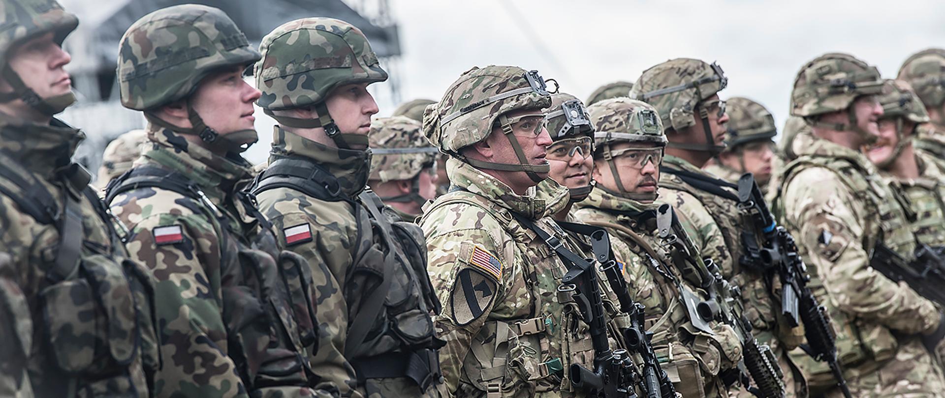 Ponad połowa Polaków popiera starania polskiego rządu o utworzenie stałej bazy wojsk amerykańskich w naszym kraju oraz twierdzi, że obecność baz zwiększy poziom bezpieczeństwa.