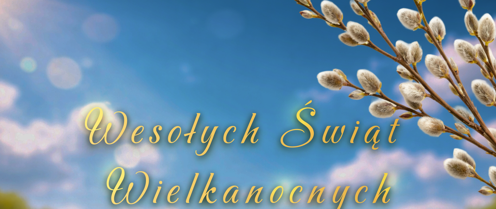 Kolorowa kartka z życzeniami wielkanocnymi, na tle wiosennego krajobrazu z zieloną trawą i błękitnym niebem. Na kartce znajdują się pisanki w różnych kolorach i wzorach, żółty kurczaczek oraz gałązka wierzby z pąkami. W prawym dolnym rogu znajduje się emblemat Państwowej Straży Pożarnej. Tekst na kartce brzmi: "Wesołych Świąt Wielkanocnych" oraz "życzy Komendant Miejski Państwowej Straży Pożarnej w Legnicy bryg. Andrzej Więdocha"