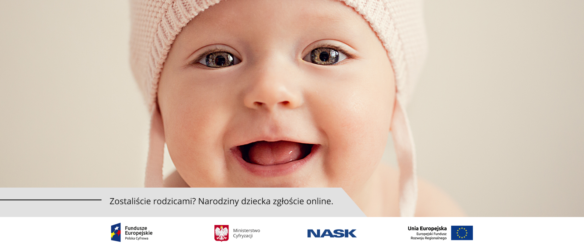 Portret dziecka. Bliskie ujęcie uśmiechniętego niemowlaka w beżowej czapeczce