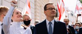 Swiatłana Cichanouska oraz premier Mateusz Morawiecki idą wraz z delegacją.