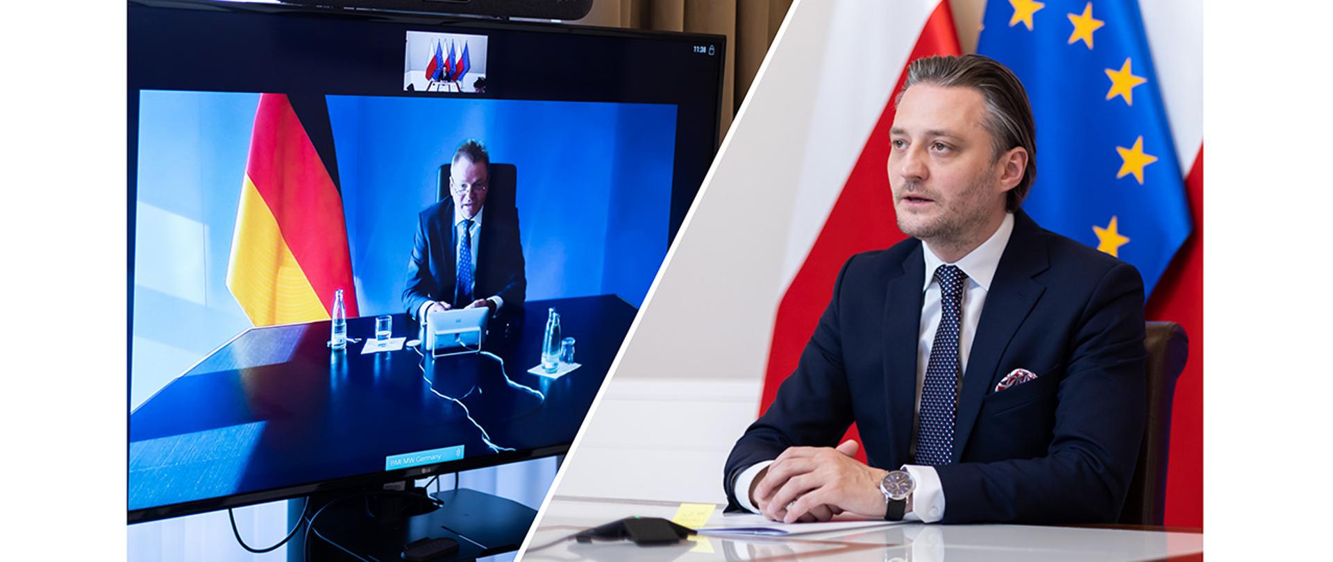 Po lewej stronie wiceminister Helmute Teichmann, którego wizerunek jest wyświetlony na telewizorze, po prawej stronie wiceminister Bartosz Grodecki podczas rozmowy.