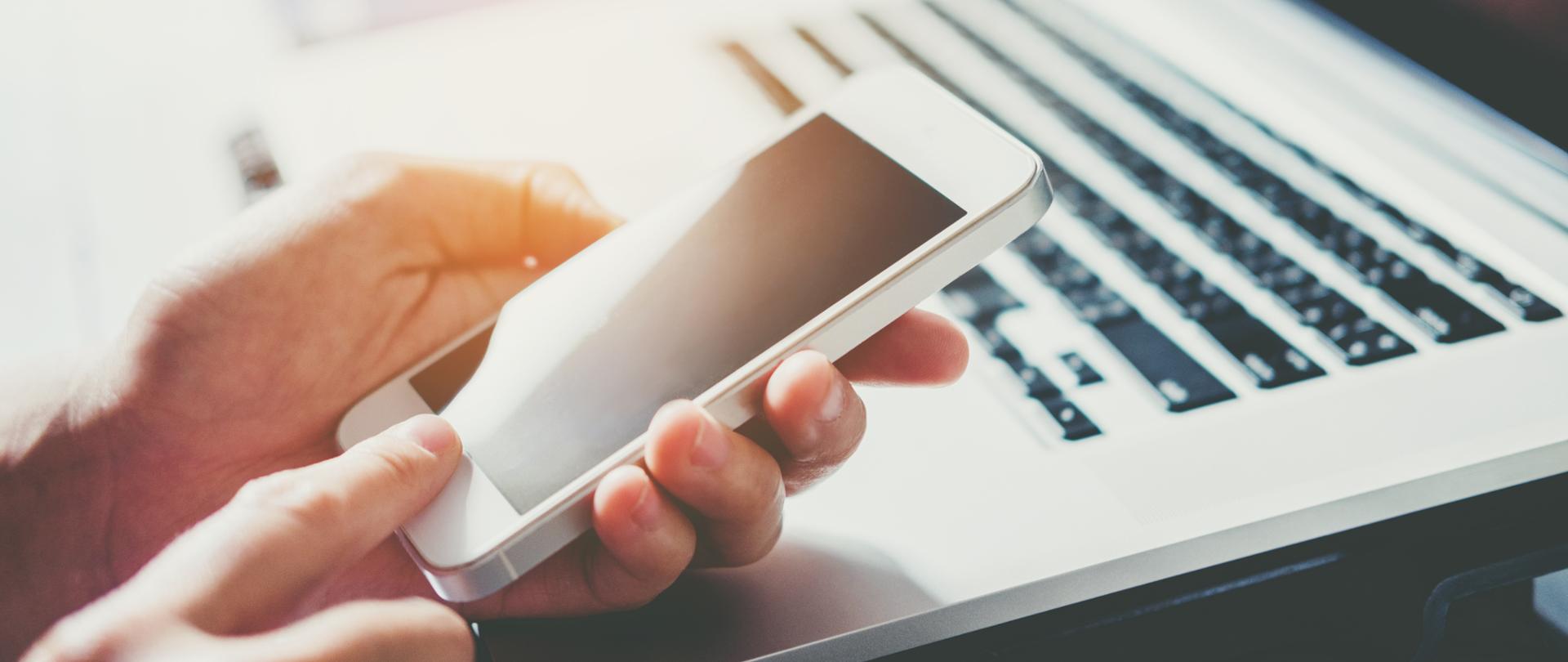 dłoń trzymająca smartfona