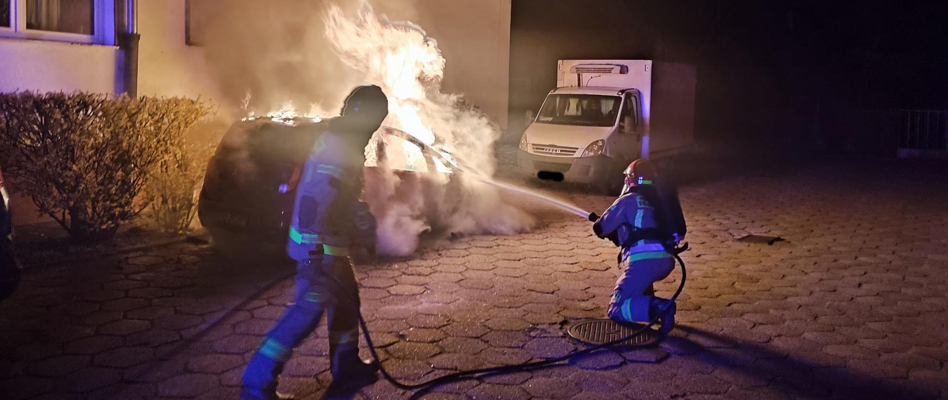 Strażacy gaszą palący się samochód