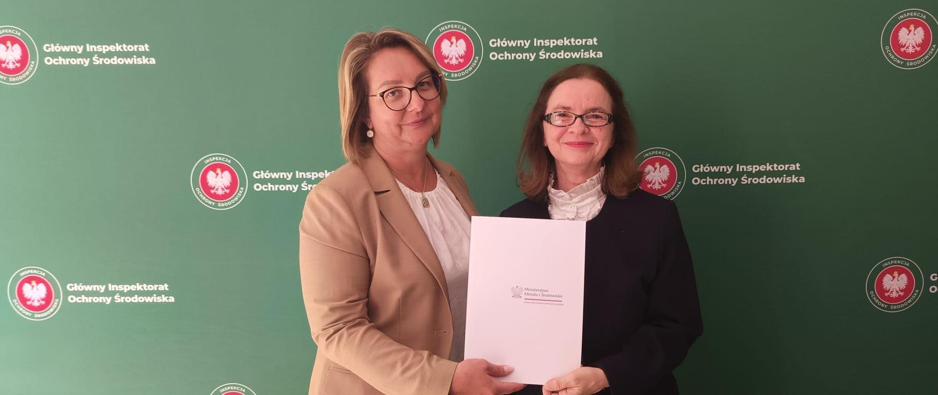 Anna Dębowiec i Minister Joanna Piekutowska