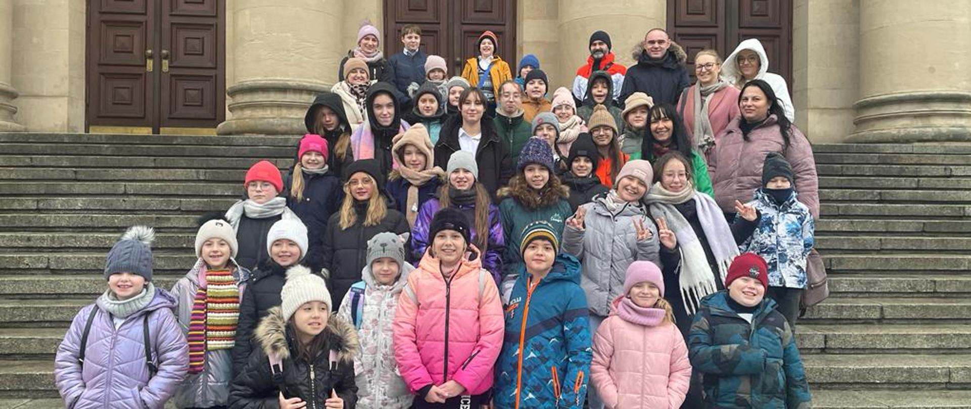 Zdjęcie grupowe uczestników wyjazdu do Teatru Wielkiego w Poznaniu na spektakl "Królowa Śniegu". 