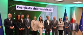Podpisanie 6 umów dot. budowy i rozbudowy sieci elektroenergetycznych na potrzeby zasilania ogólnodostępnych stacji ładowania dużych mocy w siedzibie NFOŚiGW z przedstawicielami zarządów ENEA Operator, Energa-Operator, PGE Dystrybucja i TAURON Dystrybucja. 