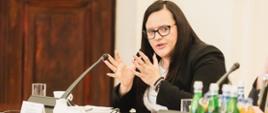 Wiceminister Małgorzata Jarosińska-Jedynak przemawia podczas posiedzenia Rady ds. Społecznych