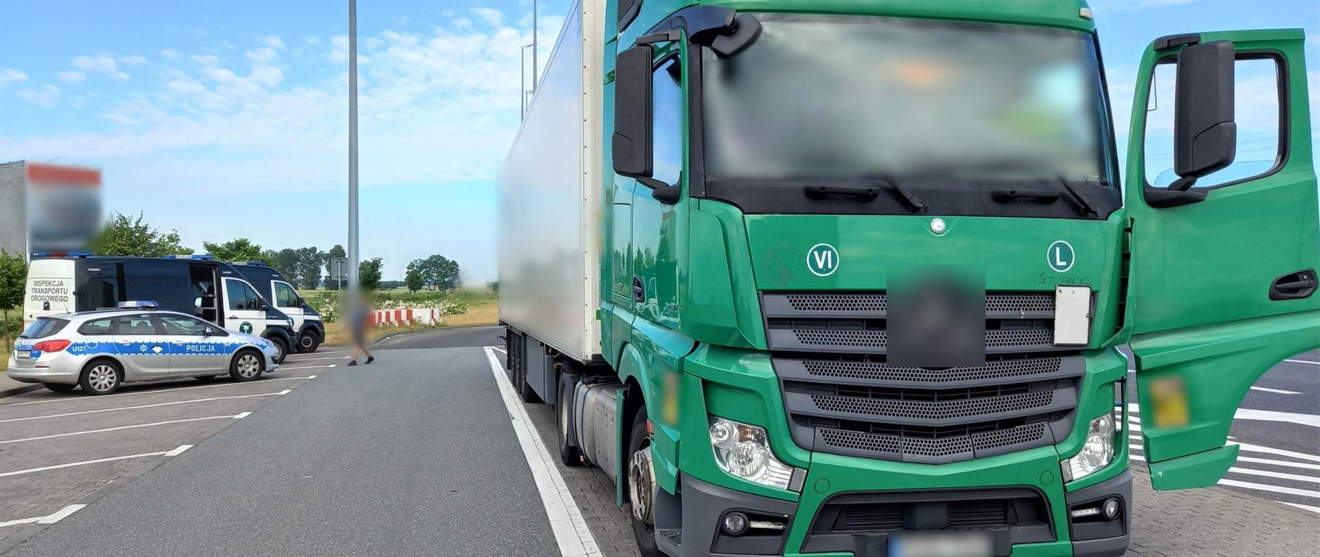 Miejsce kontroli ciężarówki zatrzymanej przez patrol wielkopolskiej Inspekcji Transportu Drogowego podczas wakacyjnych zakazów w ruchu na autostradzie A2 koło Poznania.