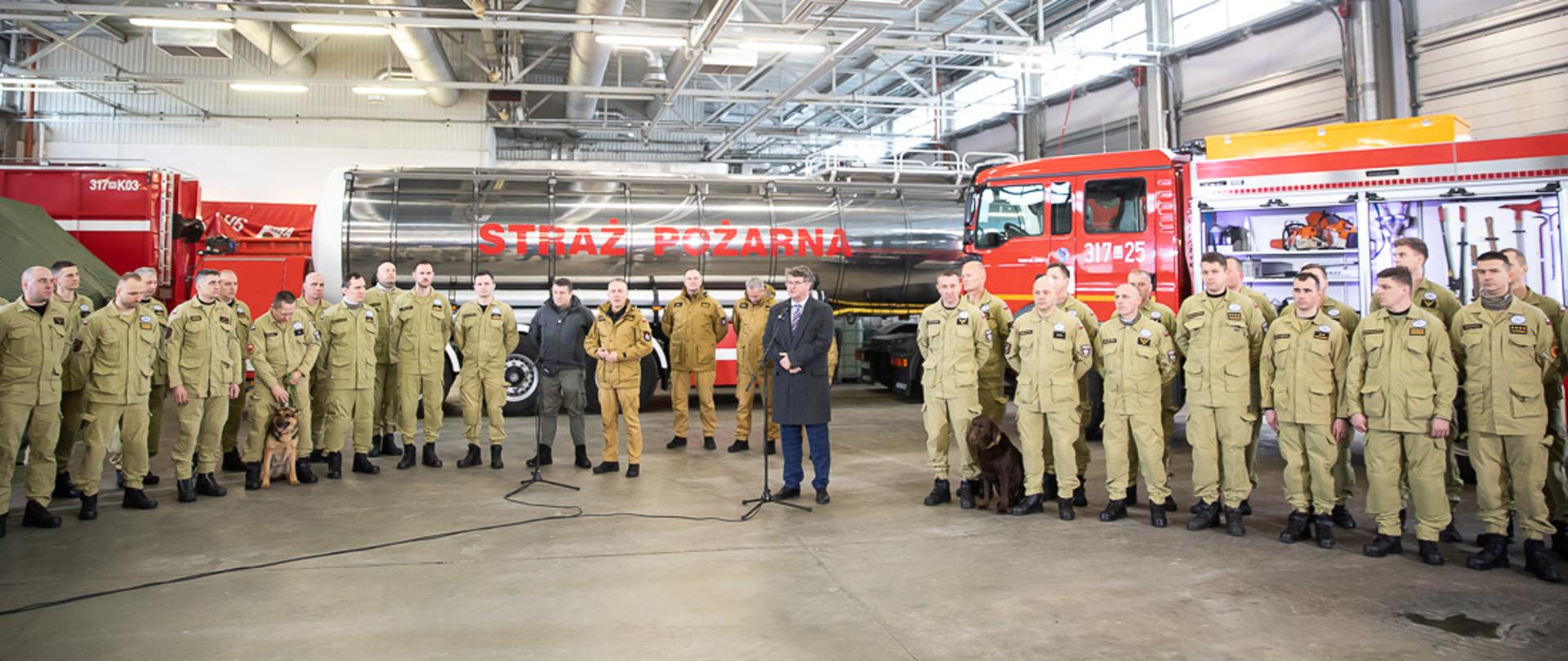 Na zdjęciu widać strażaków i innych uczestników briefingu.