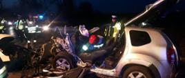 Zdjęcie przedstawia wrak samochodu