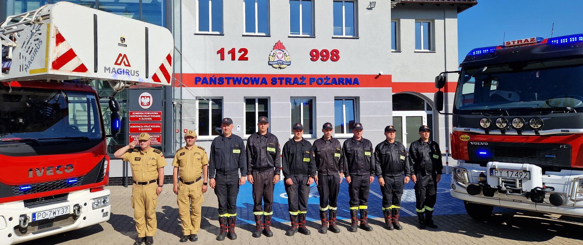 Strażacy samochody budynek