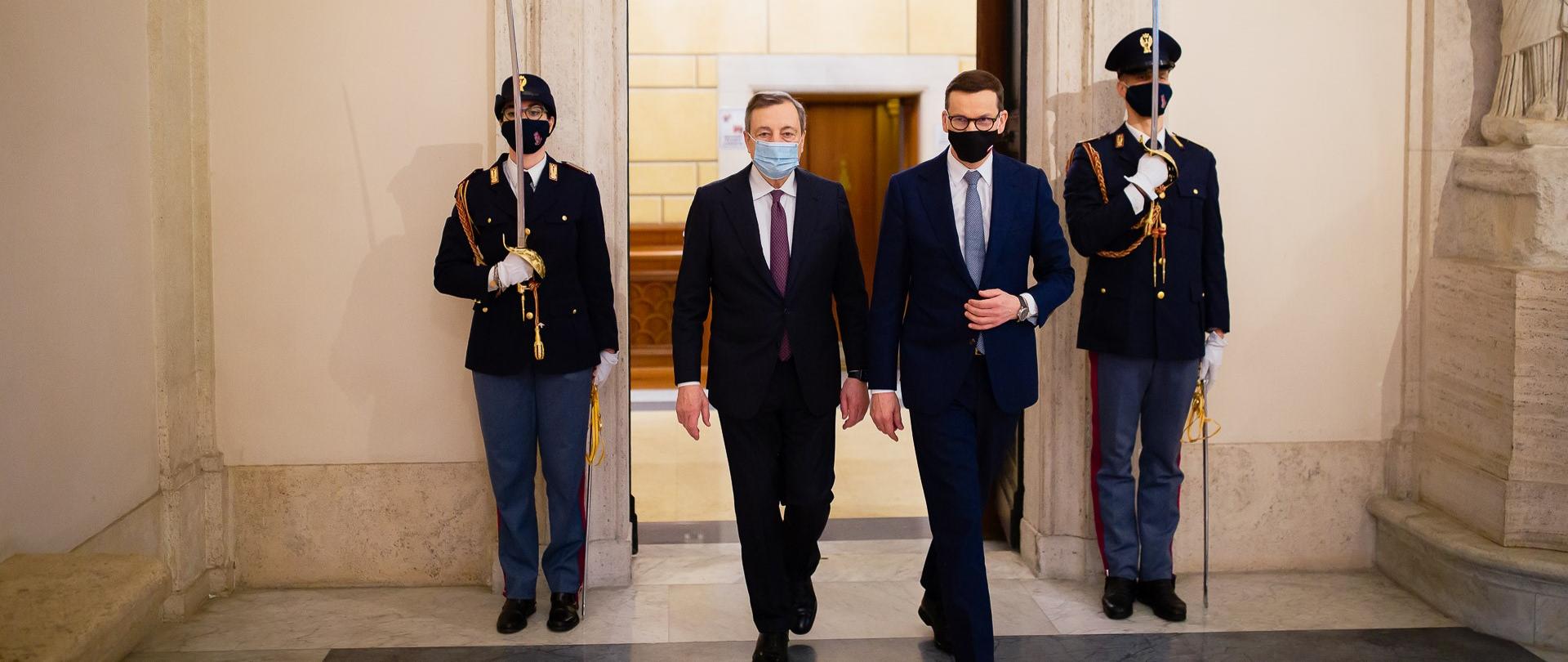 Premier idzie wraz z premierem Włoch.