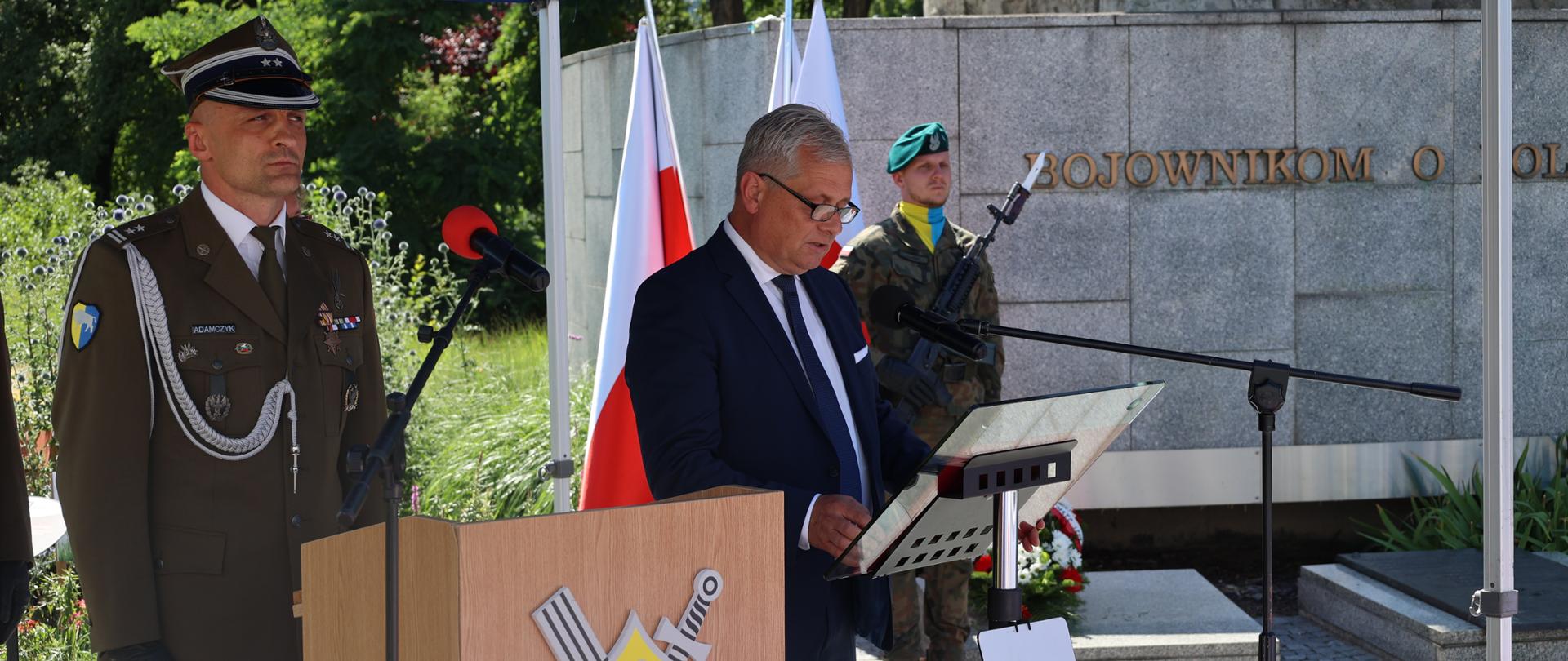 Wystąpienie Wojewody Opolskiego. Obok stoi oficer WP. 