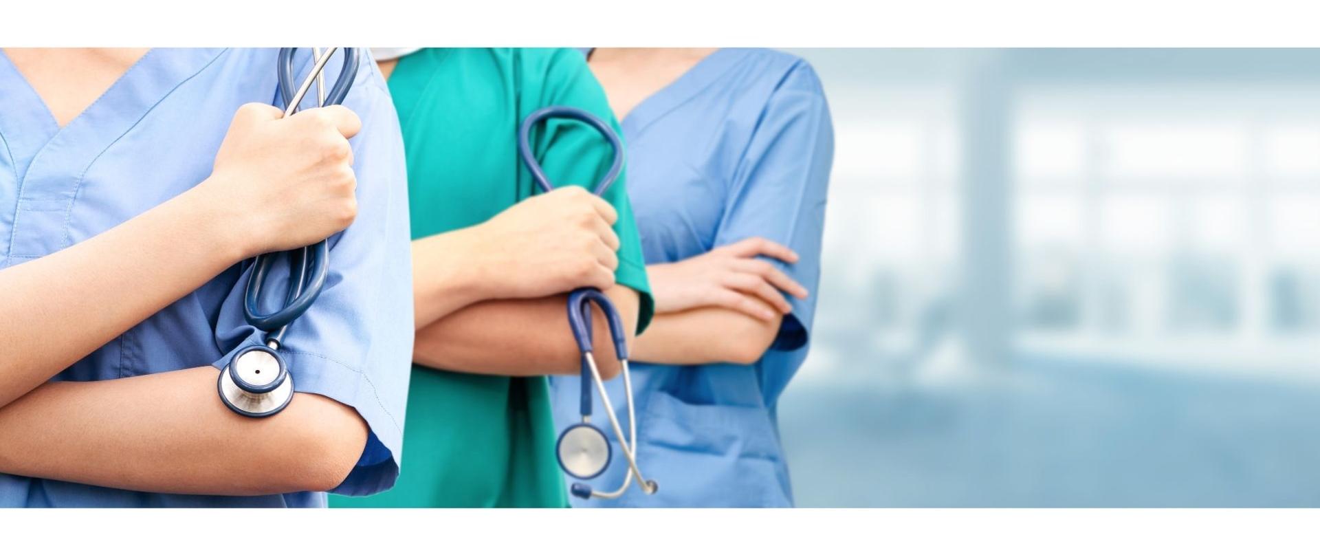 Na zdjęciu znajduje się trzech lekarzy