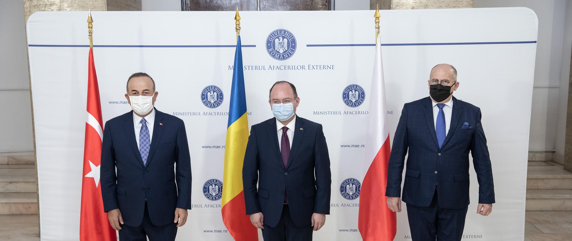 2021.04.23 Bukareszt , Rumunia . Minister Zbigniew Rau . Wizyta w Bukareszt . Trilog z ministrami SZ Rumunii i Trucji . Podpisanie Deklaracja Trilogu .
Fot. Tymon Markowski / MSZ