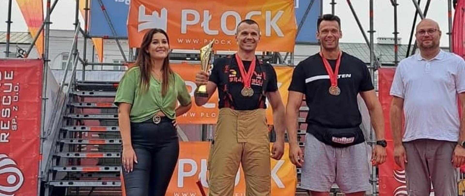 Strażak na podium z medalem.