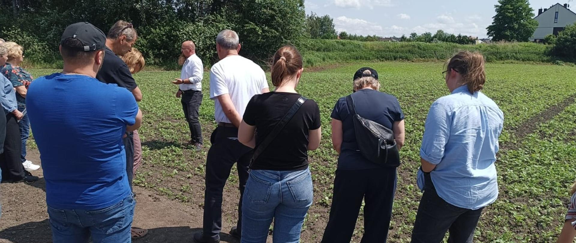 Grupa uczestników na polu 