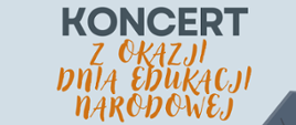 Plakat na jasno niebieskim tle informujący o koncercie z okazji Dnia Edukacji Narodowej. W górnej części plakatu logo szkoły, czerwona nutka. Z prawej strony na pomarańczowym tle nazwa szkoły oraz napis Samorząd Uczniowski. Poniżej nazwa koncertu, z prawej części plakatu granatowy obrazek przedstawiający fortepian, z lewej strony wykonawcy koncertu. W dolnej części plakatu na granatowym tle data, godzina i miejsce koncertu. W prawym dolnym rogu na białym tle strona www szkoły. 