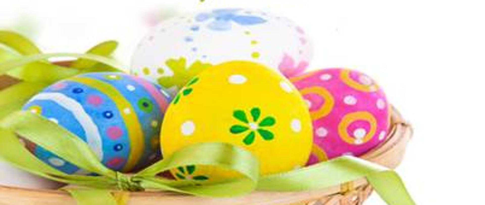 Tekst życzeń wielkanocnych w raz z koszyczkiem pisanek