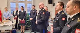 spotkanie wigilijne Zachodniopomorskiego Komendanta Wojewódzkiego Państwowej Straży Pożarnej nadbrygadiera Jarosława Tomczyka w asyście zastępców z funkcjonariuszami i pracownikami cywilnymi Komendy Wojewódzkiej PSP