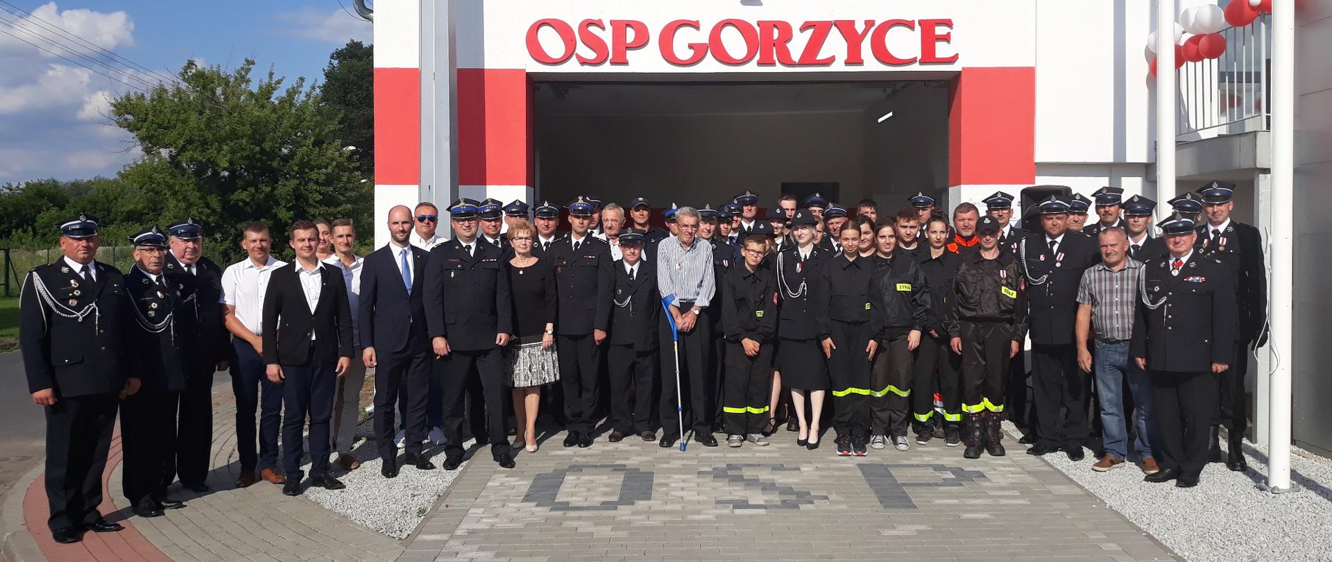 Otwarcie strażnicy OSP Gorzyce. Na zdjęciu widać osoby zebrane przed budynkiem strażnicy OSP Gorzyce do pamiątkowego zdjęcia.