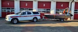 Samochód terenowy z łodzią ratowniczą