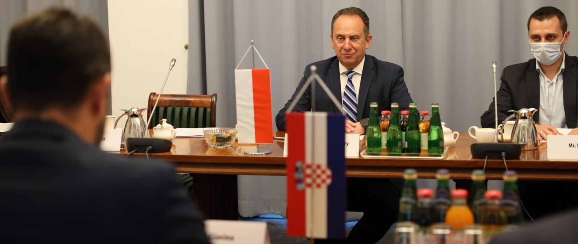przy stole rozmowa ministrów ds. turystyki PL i HR