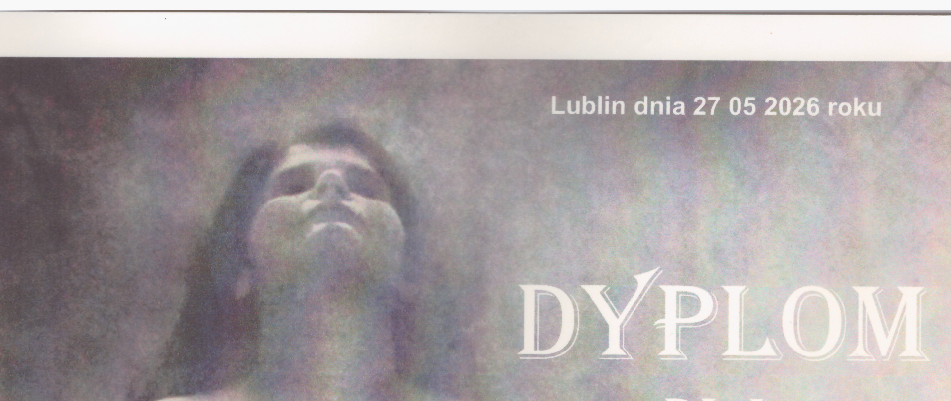 Czarno biały dyplom za wyróżnienie w konkursie Miłość w moich oczach. Białe i czarne litery, grafika przedstawiająca postać kobiety
