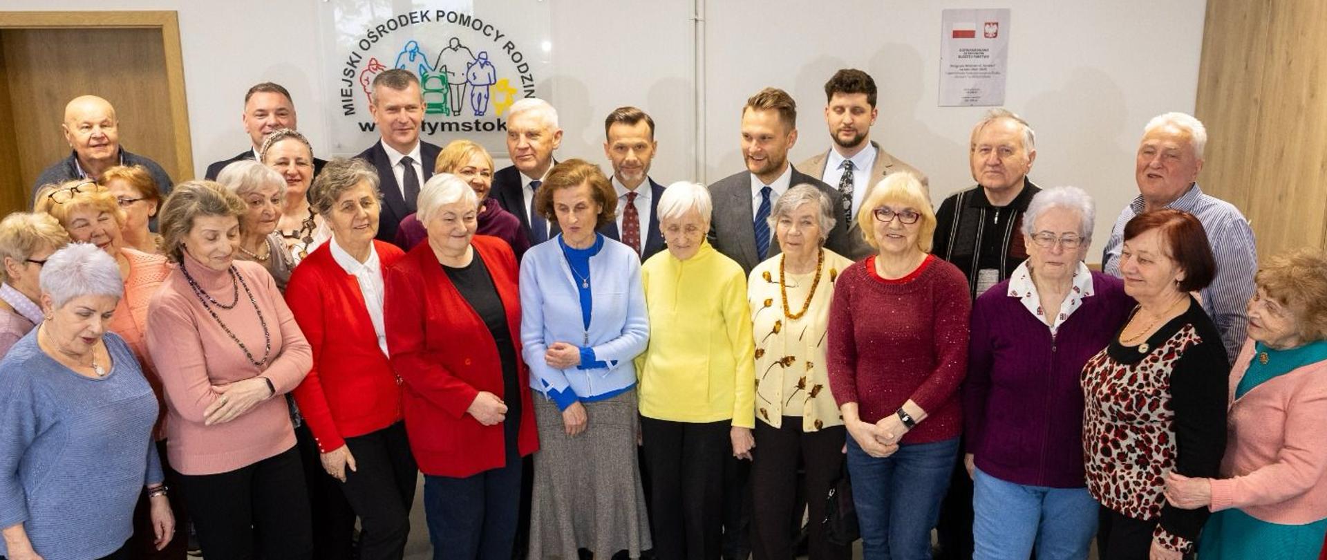 Wizyta wojewody Jacka Brzozowskiego w białostockim klubie seniora i ogłoszenie wyników naboru do programu Senior+