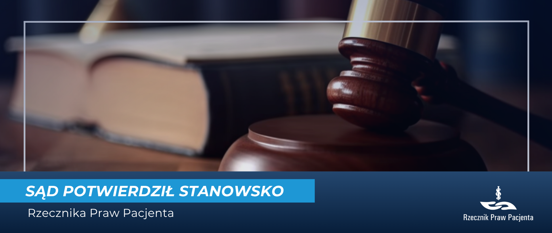 Grafika przedstawia młotek sędziowski na biurku 