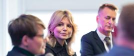 Na zdjęciu siedzą od lewej: płk Małgorzata Żochowska, posłanka Monika Rosa, Marek Leśniak i Konrad Ciesiołkiewicz (tyłem do obiektywu).