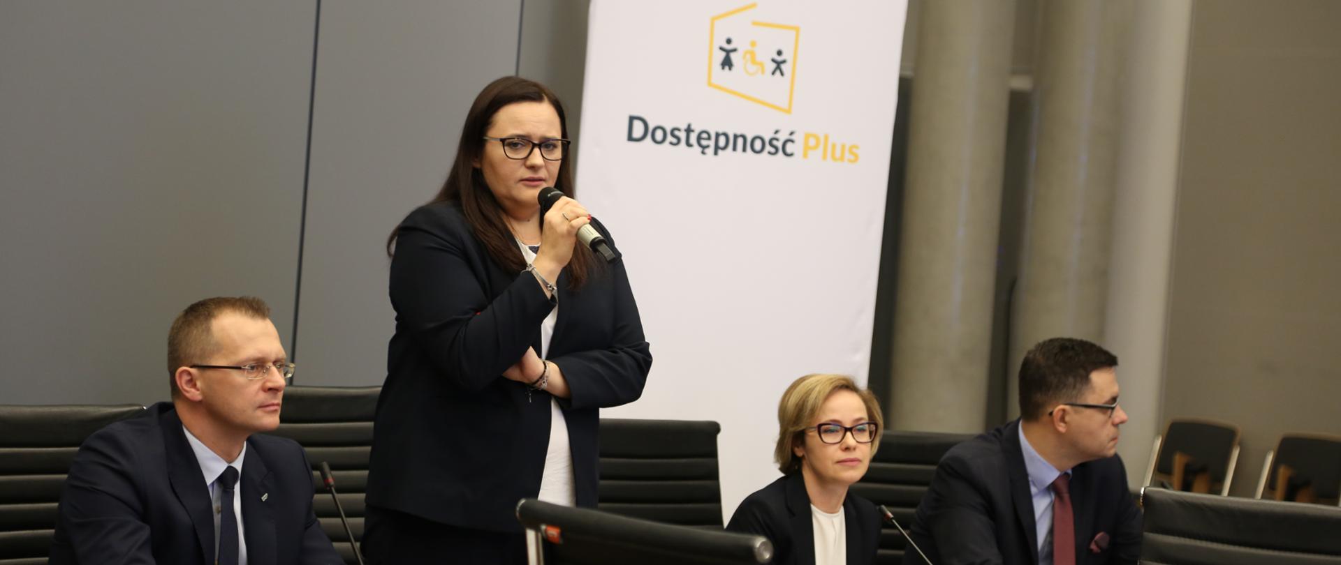 Minister Małgorzata Jarosińska-Jedynak podczas konferencji Urzędu Zamówień Publicznych dotyczącej dostępności.
