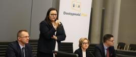 Minister Małgorzata Jarosińska-Jedynak podczas konferencji Urzędu Zamówień Publicznych dotyczącej dostępności.