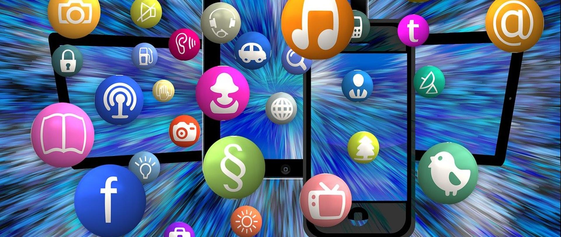 Grafika przedstawia telefony komórkowe i tablety na tle w cienkie paski w odcieniach koloru niebieskiego. Przed urządzeniami elektronicznymi znajdują się kule w różnych kolorach, na których widoczne są loga aplikacji mobilnych, np. Facebook, e-mail.