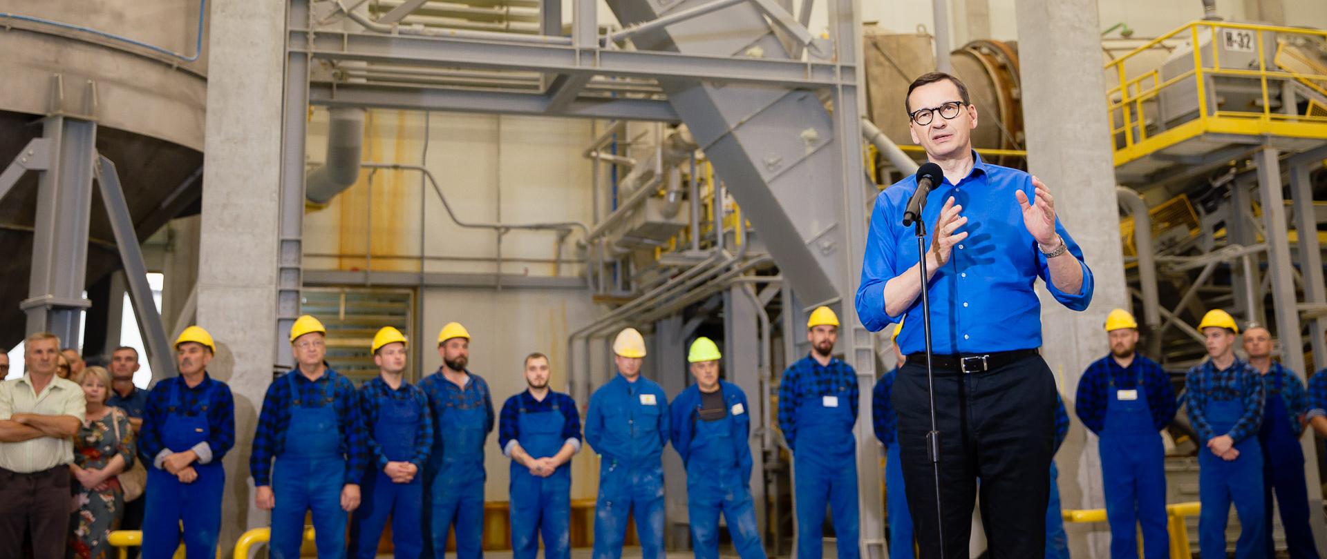Premier Mateusz Morawiecki podczas konferencji prasowej w Zakładach Chemicznych "Siarkopol" w Tarnobrzegu.