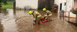 Strażacy podczas wypompowywania wody