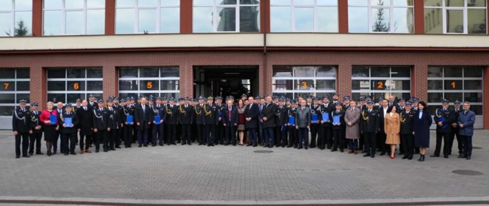 Uczestnicy uroczystości przekazania sprzętu dla podkarpackich jednostek OPS